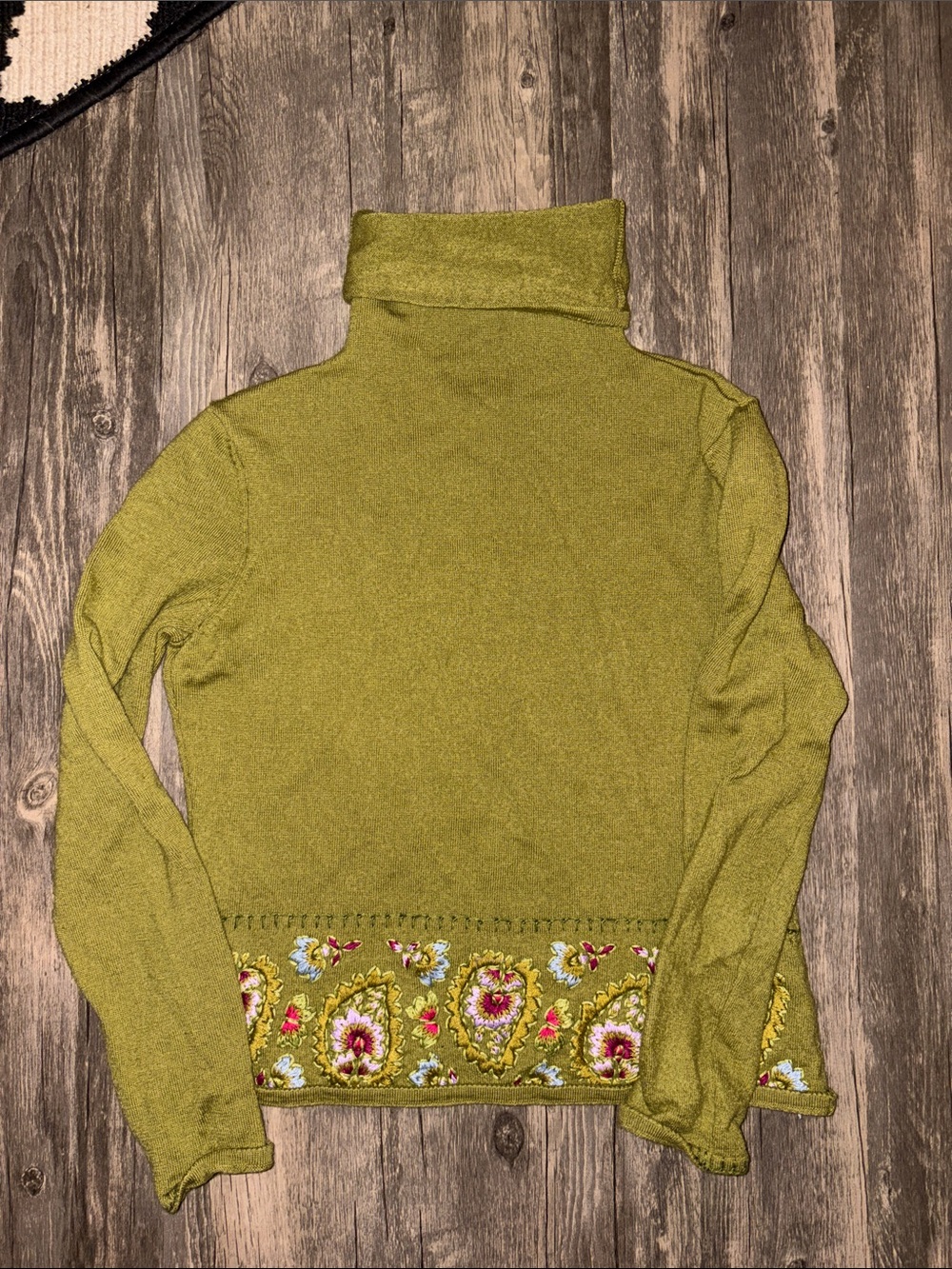 Pure new wool - 100 merino wool woman’s floral embroidered sweater - small